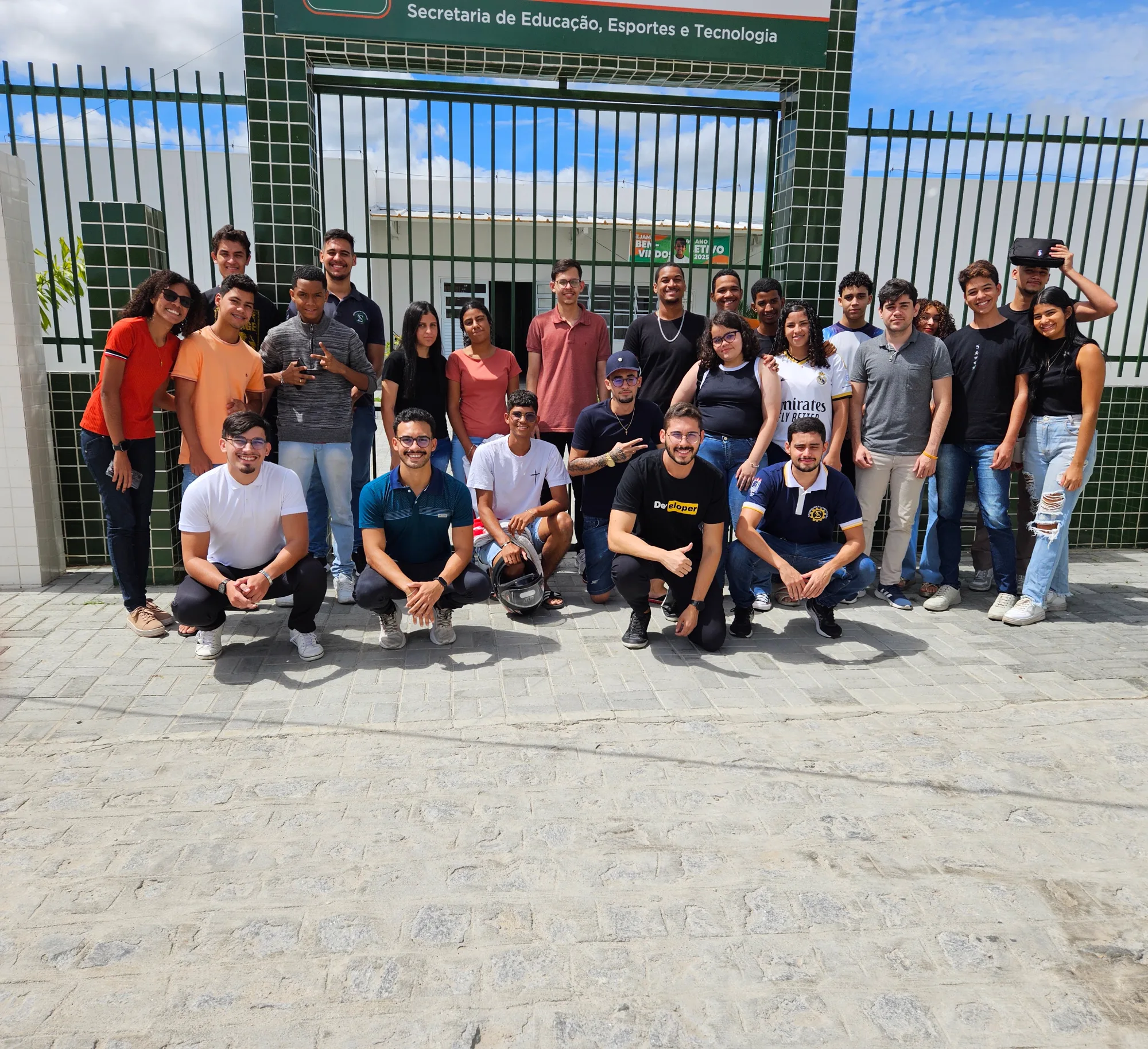 Grupo do Qualifica Belo Jardim reunido em frente à Secretaria de Educação, Esportes e Tecnologia